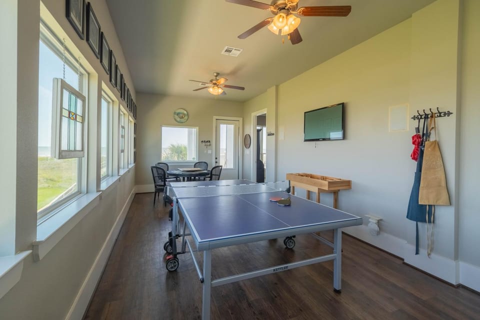 Beachfront 4BR - Pickleball, Gameroom, Luxury Gated Community! House in Texas City