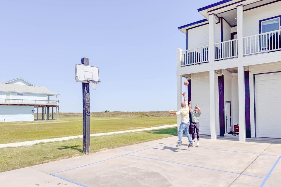 Beachfront 4BR - Pickleball, Gameroom, Luxury Gated Community! House in Texas City