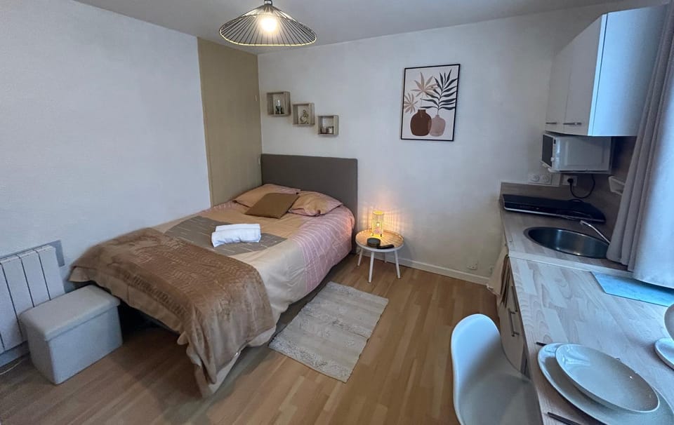 Bed, Photo of the whole room, Bedroom