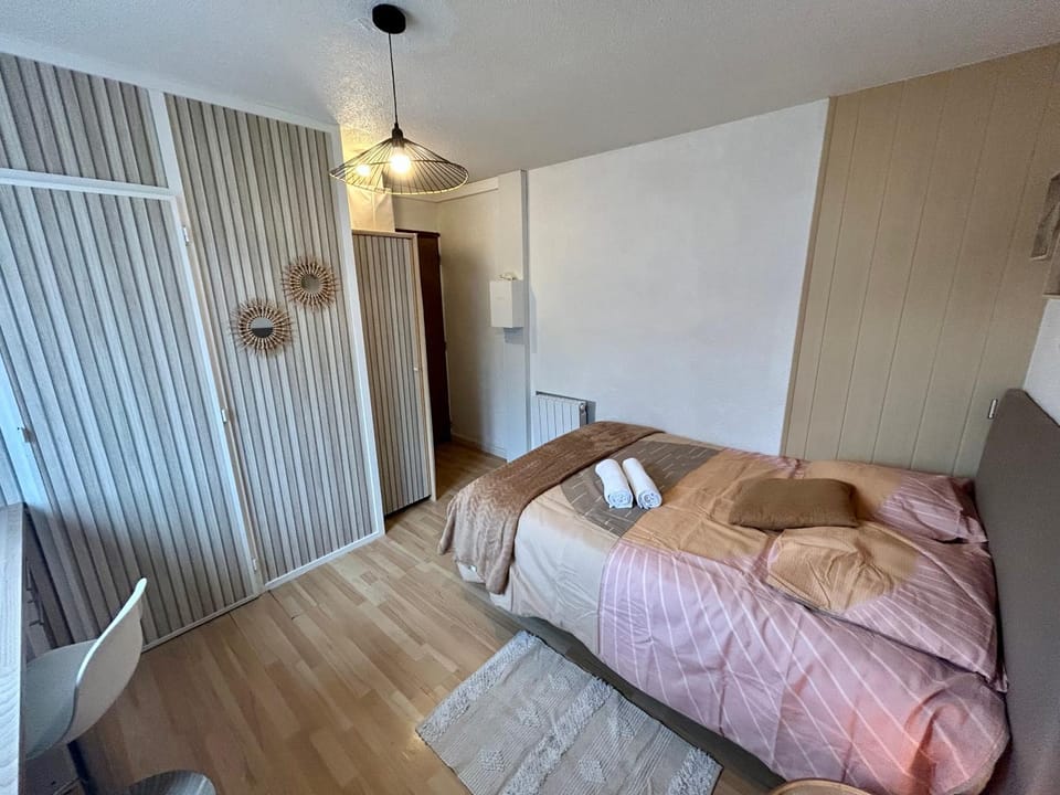 Bedroom, towels