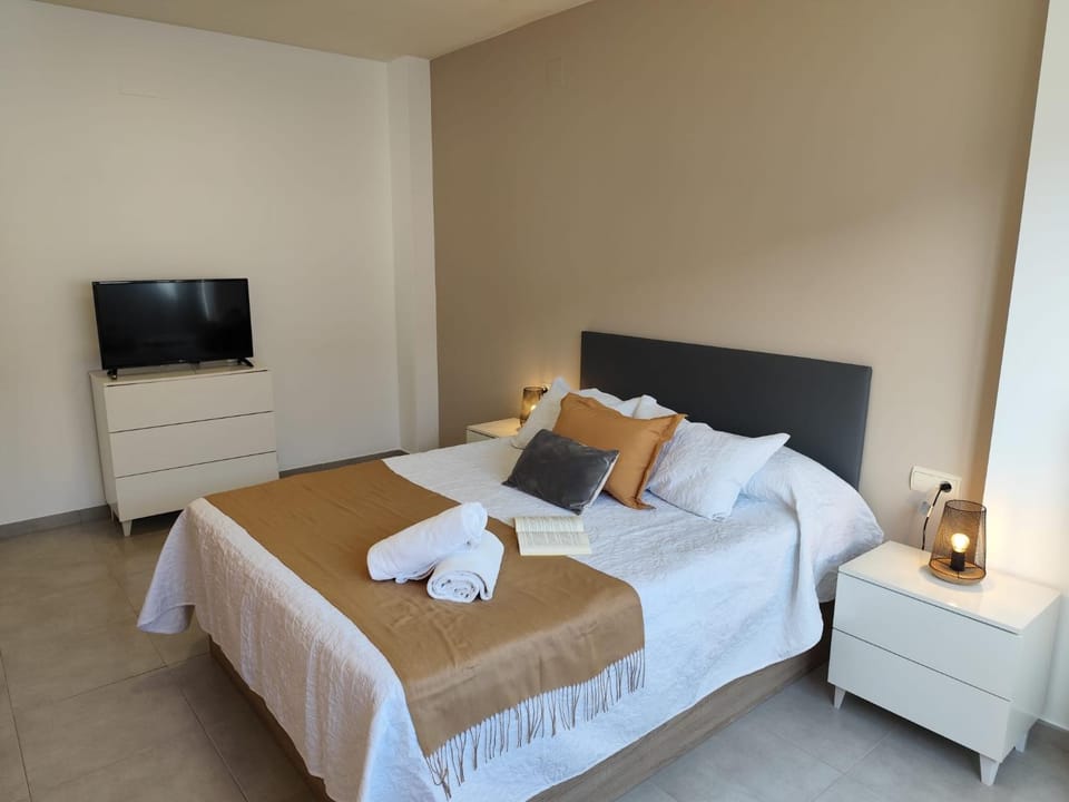 Photo of the whole room, Bedroom