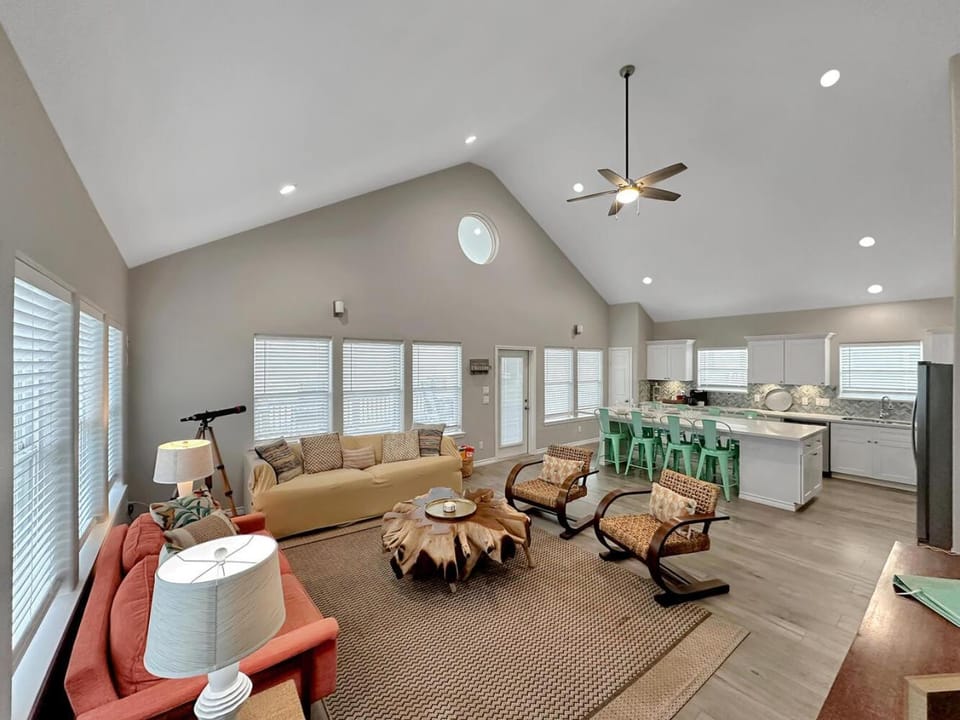 Beachfront 4BR - Tiki Bar, Yard Games, Smart TVs, Pets House in Bolivar Peninsula