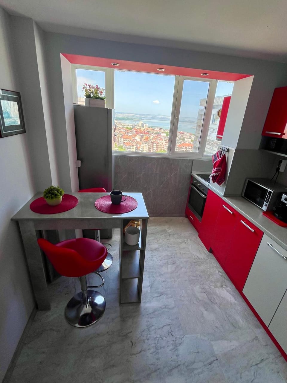 Kitchen or kitchenette, Seating area, City view, oven, stove
