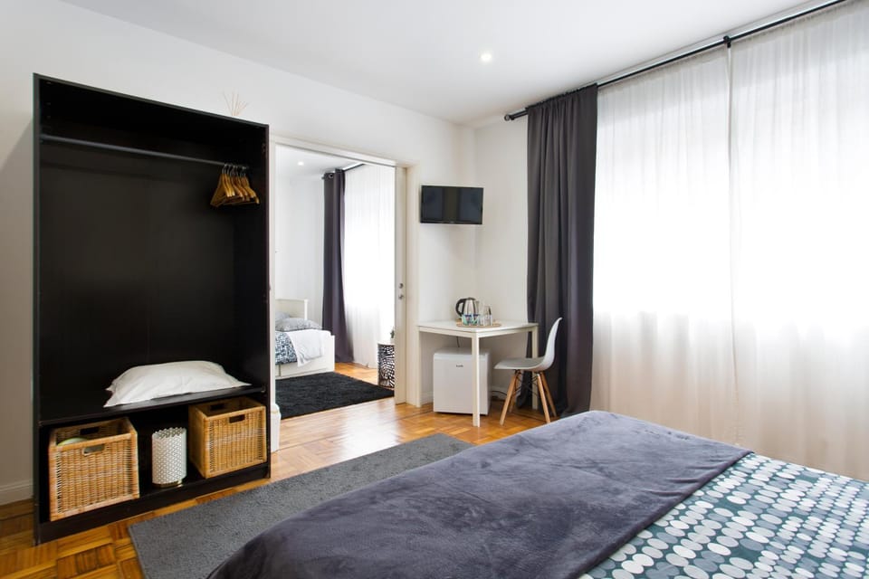 Bed, TV and multimedia, Photo of the whole room, Bedroom