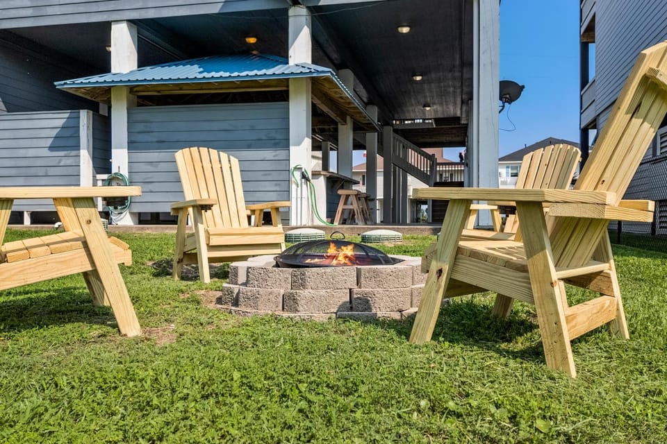3BR - Amazing Game Room, Steps to Beach, Firepit House in Bolivar Peninsula