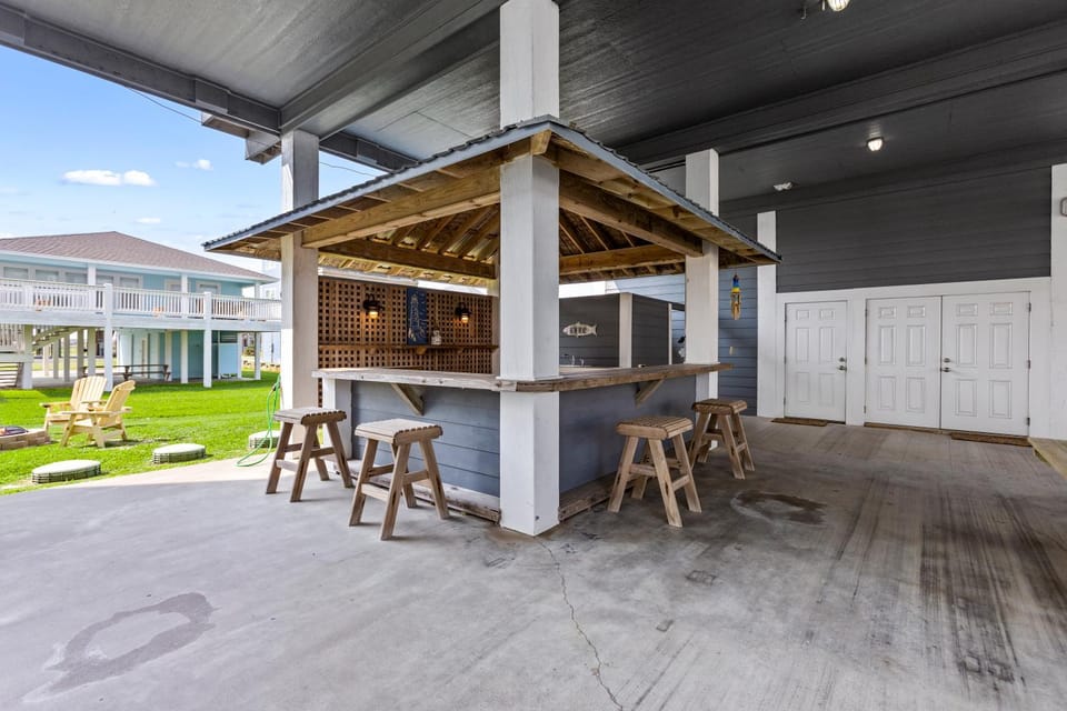 3BR - Amazing Game Room, Steps to Beach, Firepit House in Bolivar Peninsula