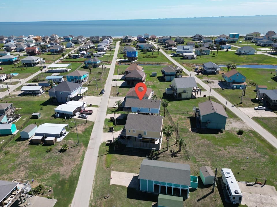 3BR Beach Retreat - Tiki Bar, Ocean Deck, Pet-Friendly & Sleeps 10 House in Bolivar Peninsula