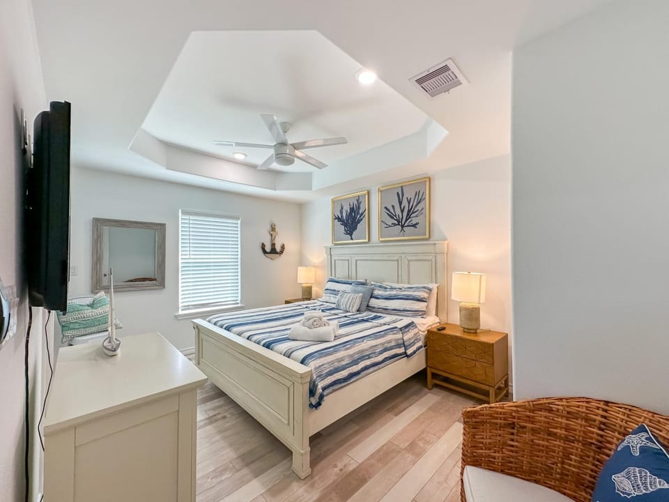3BR Beach Retreat - Tiki Bar, Ocean Deck, Pet-Friendly & Sleeps 10 House in Bolivar Peninsula