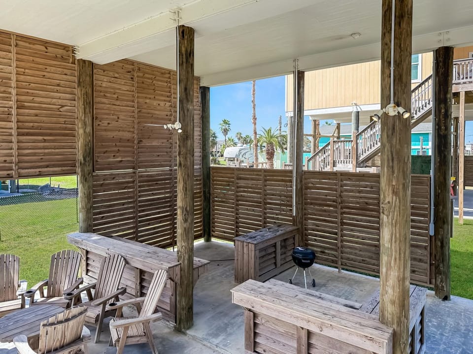 3BR Beach Retreat - Tiki Bar, Ocean Deck, Pet-Friendly & Sleeps 10 House in Bolivar Peninsula