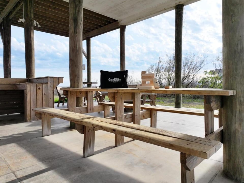 Beachfront 4BR - Tiki Bar, Yard Games, Pet-Friendly House in Bolivar Peninsula