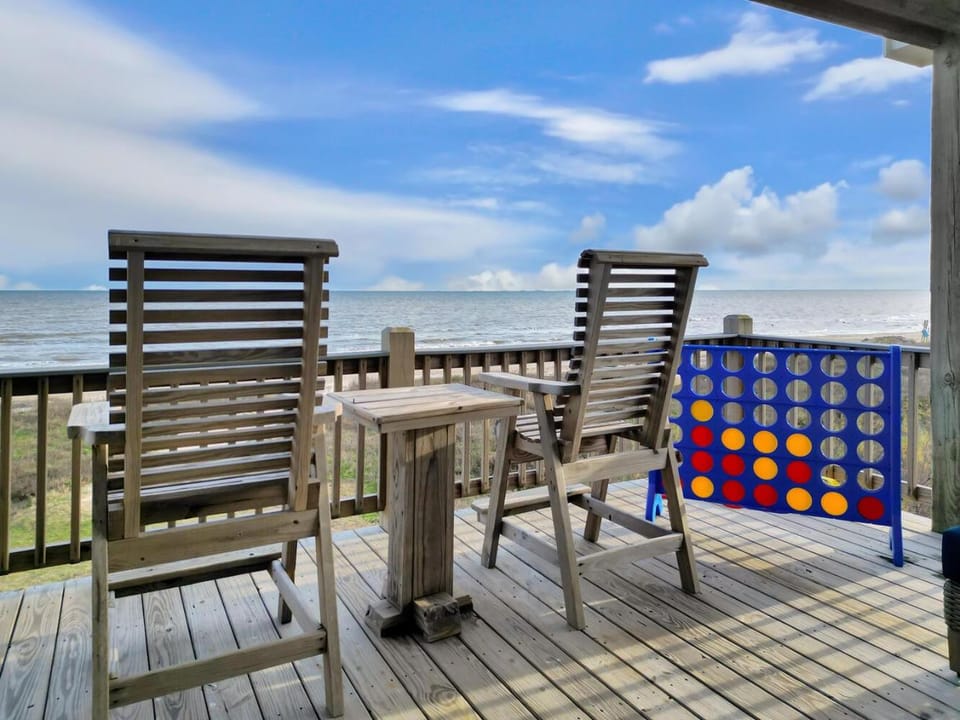 Beachfront 4BR - Tiki Bar, Yard Games, Pet-Friendly House in Bolivar Peninsula