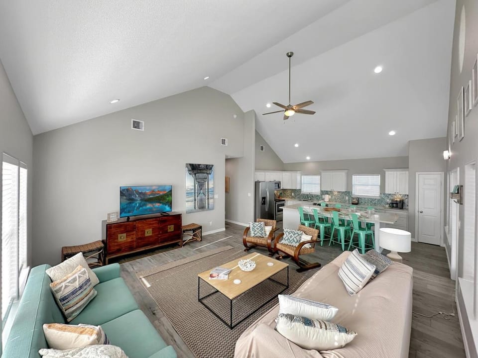 Beachfront 4BR - Tiki Bar, Yard Games, Pet-Friendly House in Bolivar Peninsula