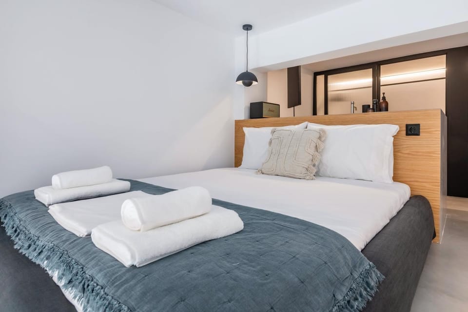 Bed, Photo of the whole room, Bedroom, towels
