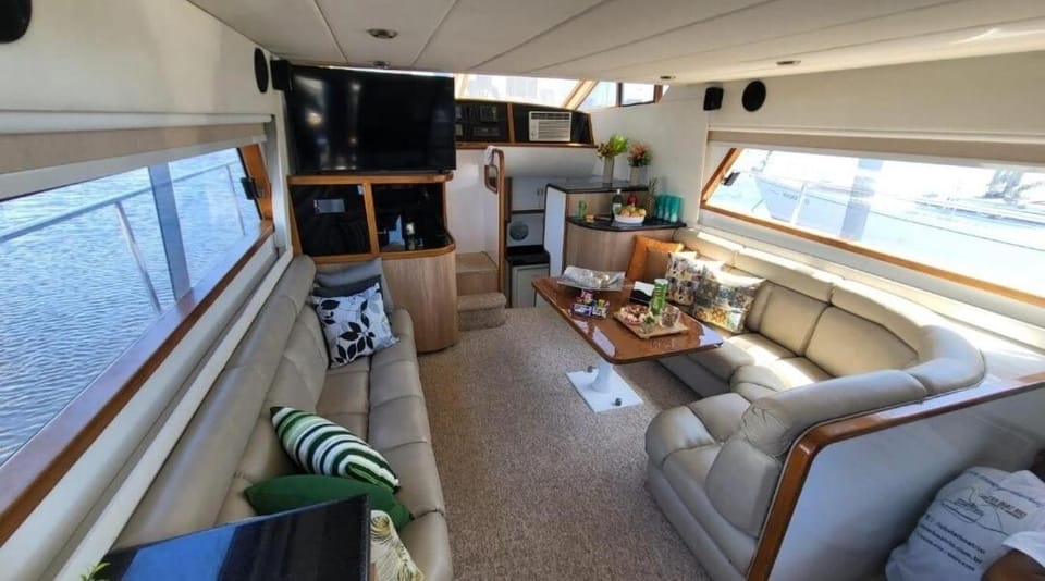 Iate de Luxo 20 pessoas com 5 horas de passeio Docked boat in Rio de Janeiro