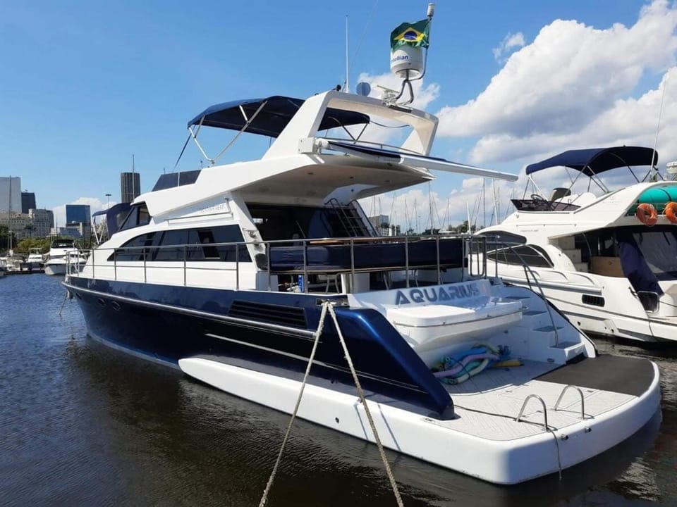 Iate de Luxo 20 pessoas com 5 horas de passeio Docked boat in Rio de Janeiro