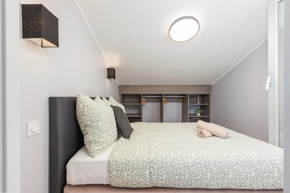 Bed, Photo of the whole room, Bedroom, towels