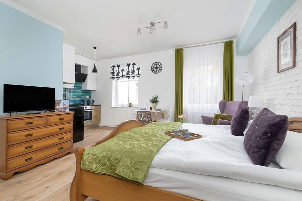 Bed, TV and multimedia, Seating area