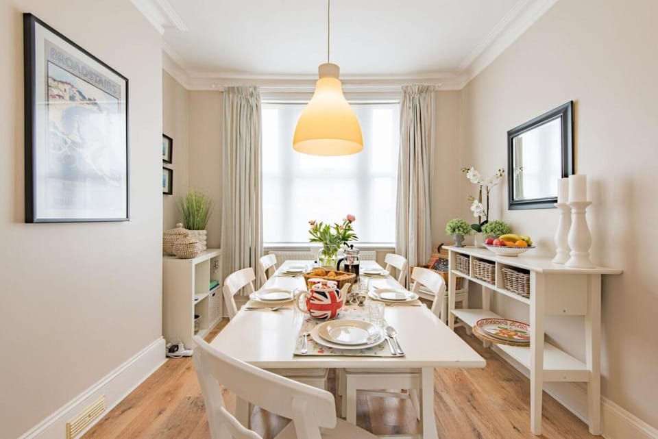 Seating area, Dining area