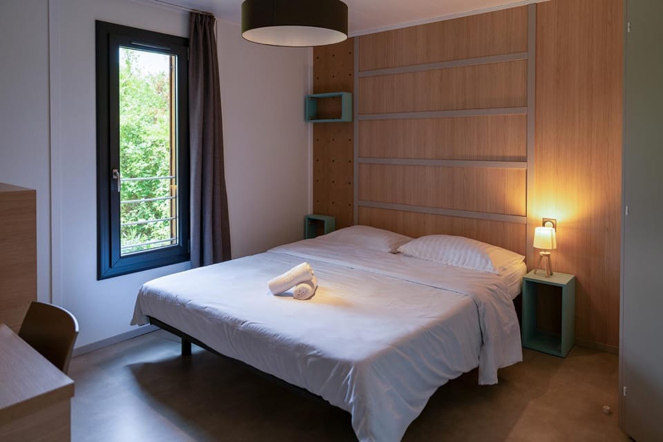 Bed, Bedroom, towels