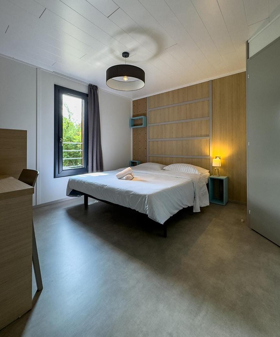 Bed, Photo of the whole room, Bedroom, towels