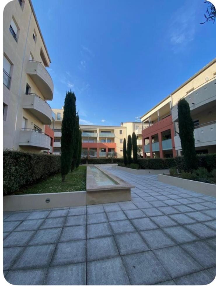 Appartement avec terrasse Apartment in Nimes