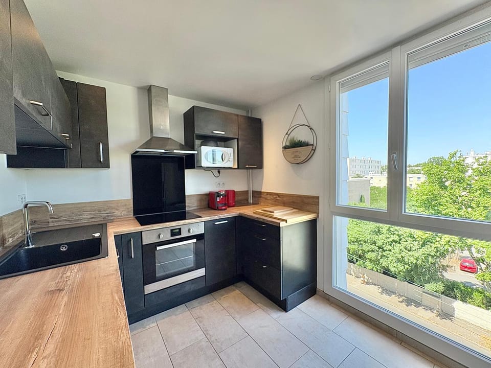 Comfortable and bright renovated 4-room apartment 5' downtown Apartment in Lattes