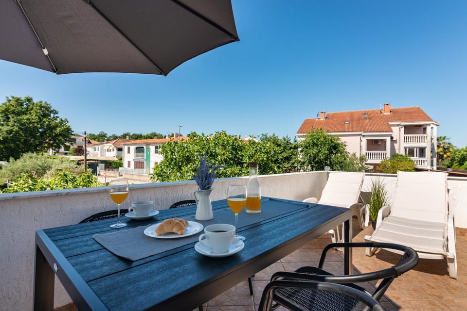 Patio, Day, View (from property/room), Balcony/Terrace, Food and drinks, Seating area, Dining area, Food, Drinks