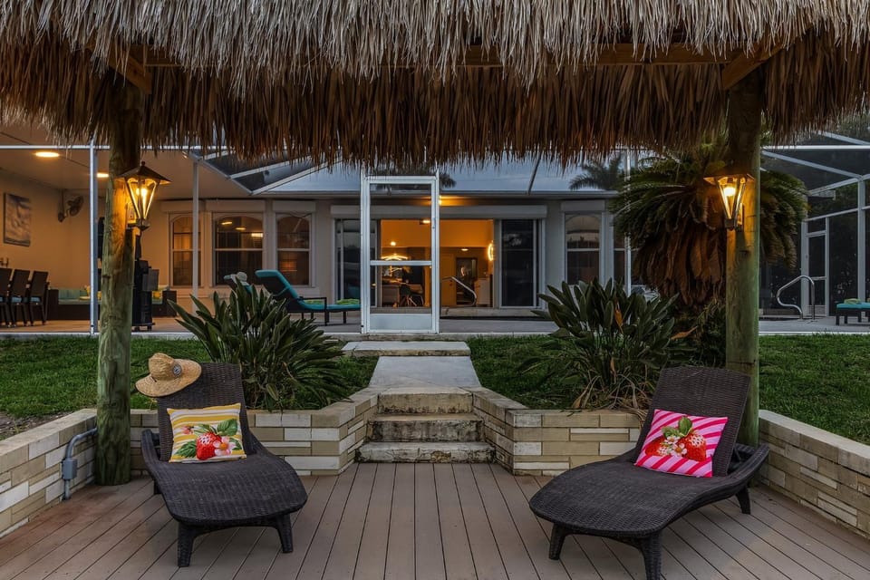 Heated Pool & Spa with Dock, Tiki Hut & Gulf Access - Coral Reef - Roelens House in Cape Coral