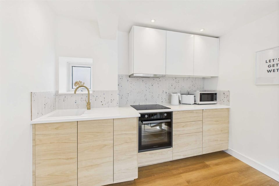 Coffee/tea facilities, Kitchen or kitchenette, oven, stove, toaster