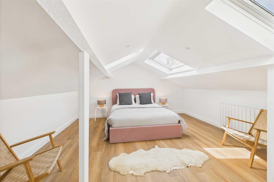 Bed, Seating area, Bedroom