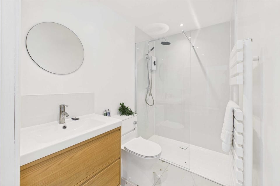 Shower, Toilet, Bathroom, towels