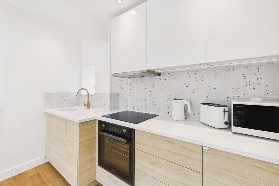 Coffee/tea facilities, Kitchen or kitchenette, stove, toaster