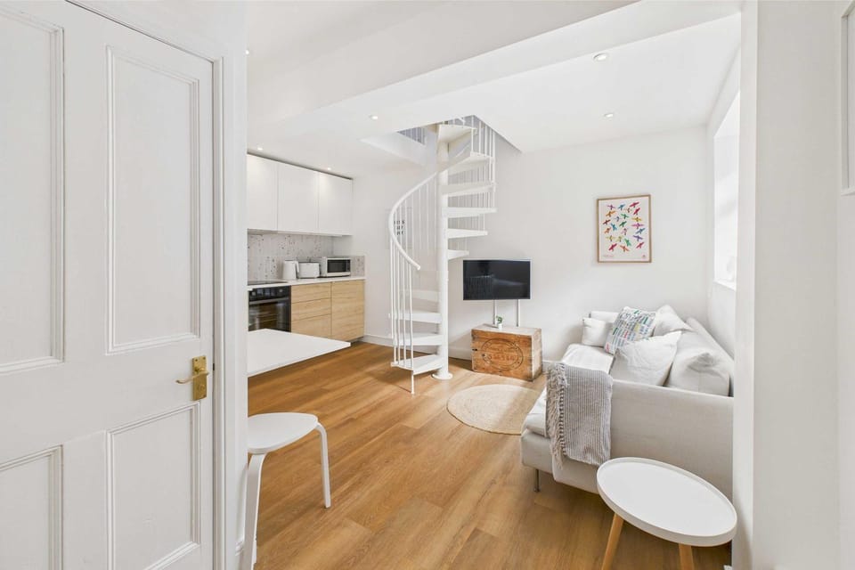 TV and multimedia, Kitchen or kitchenette, Living room, Seating area