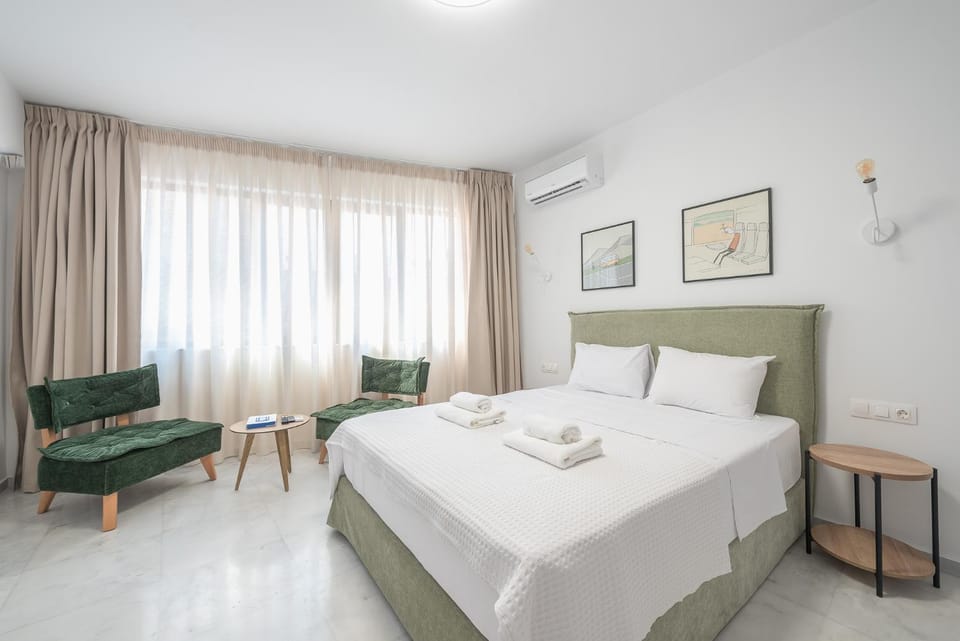 Bed, Seating area, Bedroom, air conditioner