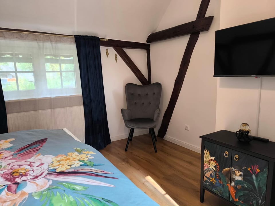 Bed, TV and multimedia, Photo of the whole room, Bedroom