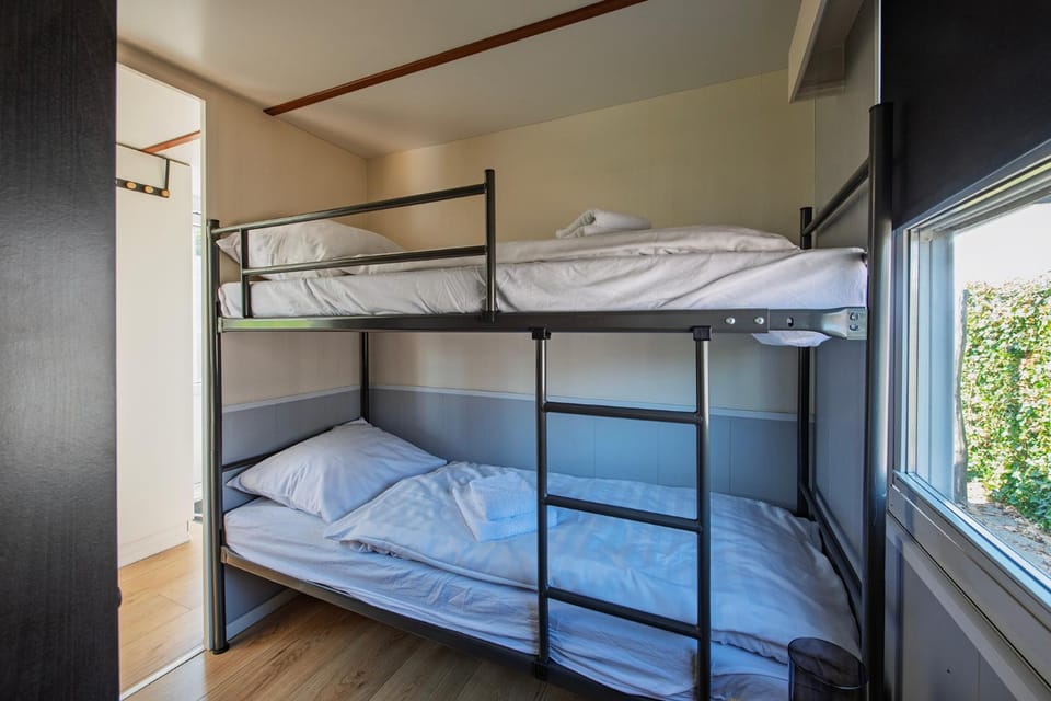 Bed, Photo of the whole room, Bedroom, bunk bed, towels