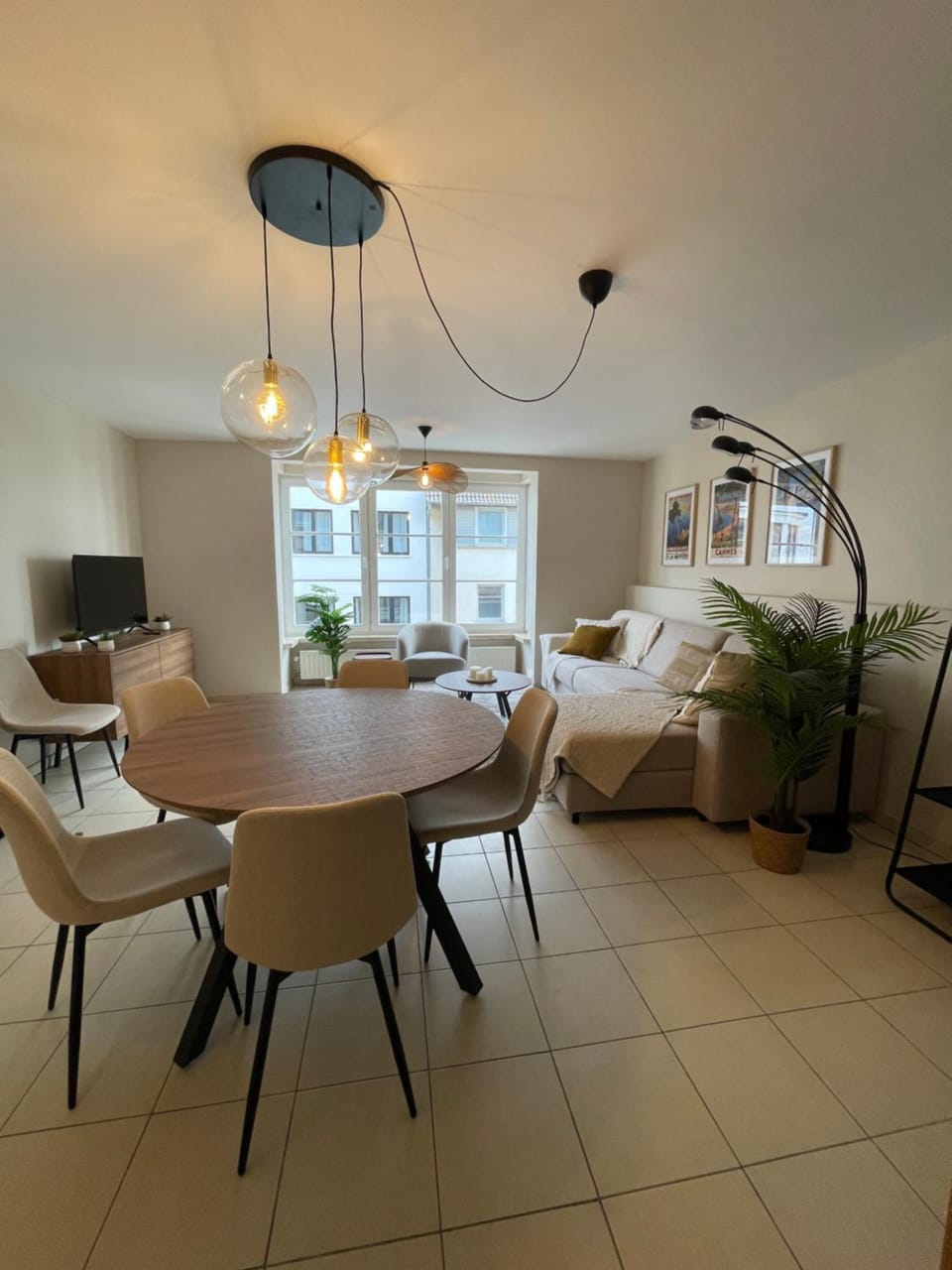 TV and multimedia, Living room, Photo of the whole room, Seating area, Dining area