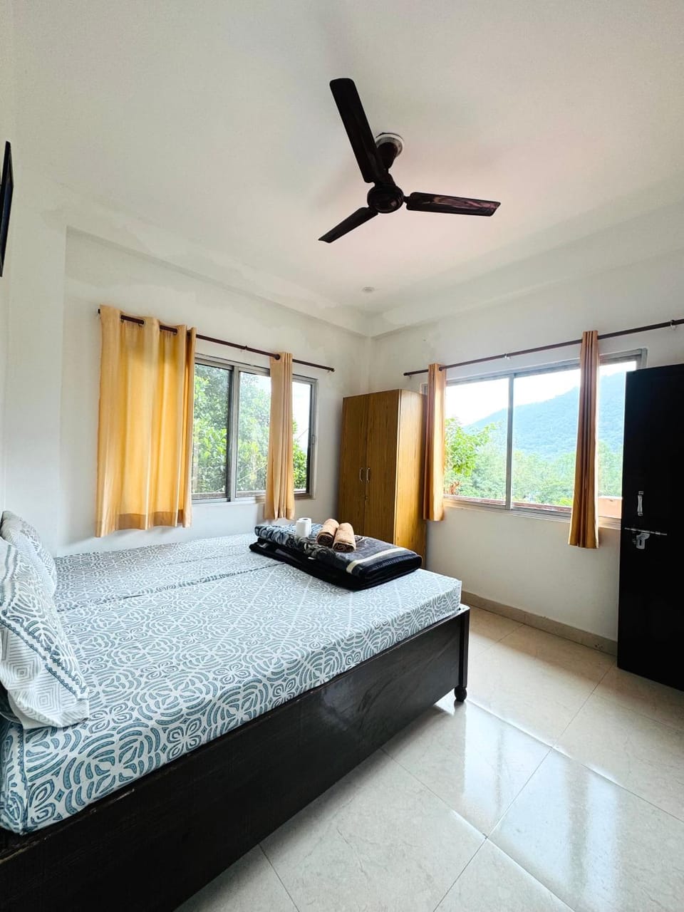 Bed, Natural landscape, Photo of the whole room, Bedroom, towels