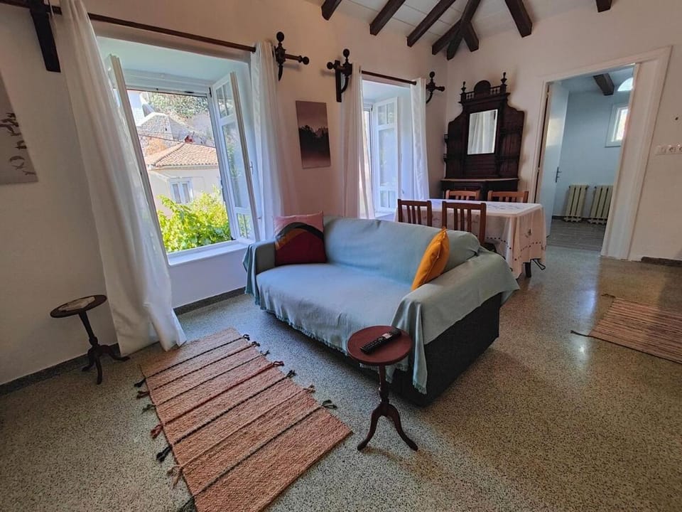 Flora's House Apartment in Islands