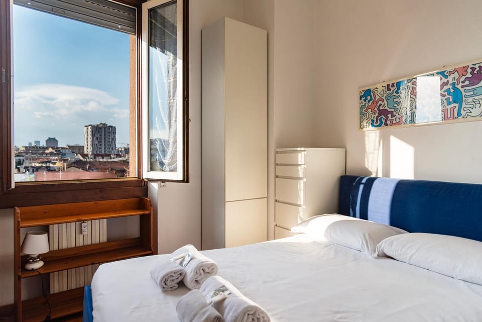 Bedroom, City view