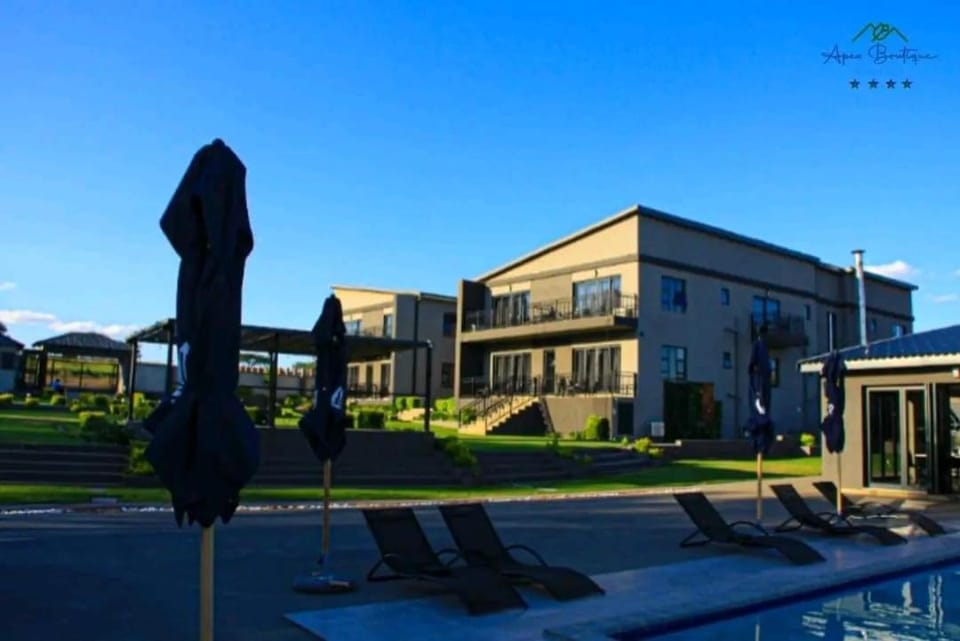 Property building, Day, Garden, Swimming pool