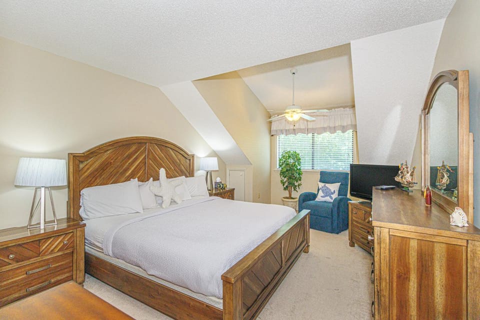 Spacious 2 Bedroom Condo- Vaulted Ceilings and Fireplace- St James Park 12-E House in South Carolina