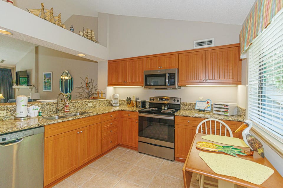 Spacious 2 Bedroom Condo- Vaulted Ceilings and Fireplace- St James Park 12-E House in South Carolina