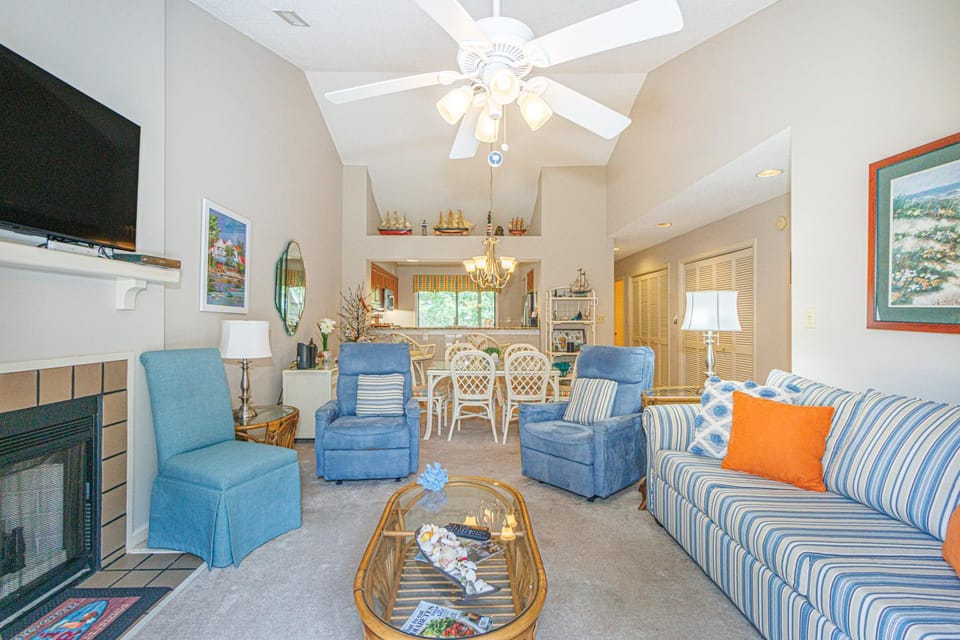 Spacious 2 Bedroom Condo- Vaulted Ceilings and Fireplace- St James Park 12-E House in South Carolina