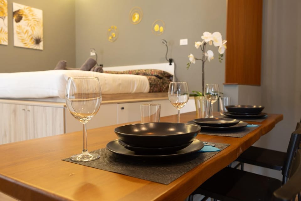 Bed, Food and drinks, Photo of the whole room, Dining area, Bedroom