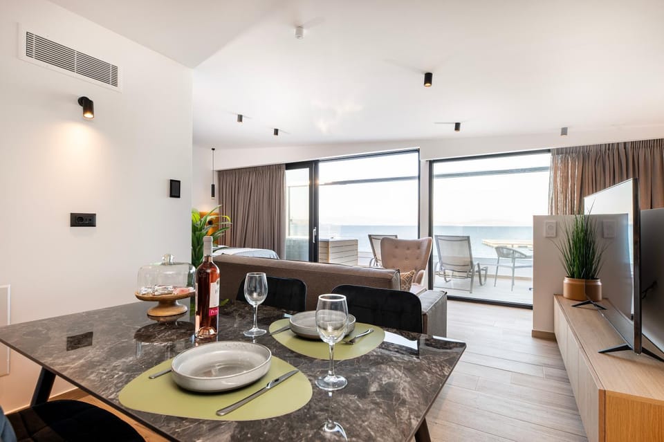 TV and multimedia, Living room, Seating area, Dining area