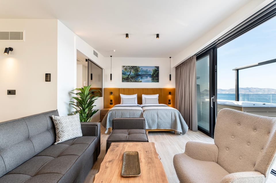 Bed, Natural landscape, TV and multimedia, Living room, Photo of the whole room, Seating area, Bedroom, Sea view