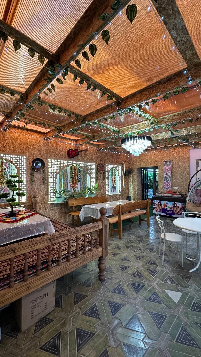 Restaurant/places to eat, Living room