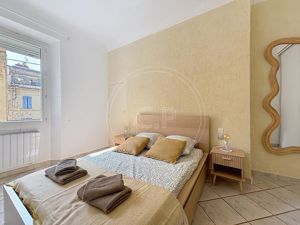 Photo of the whole room, Bedroom