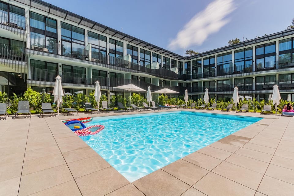 Property building, Day, Swimming pool, sunbed